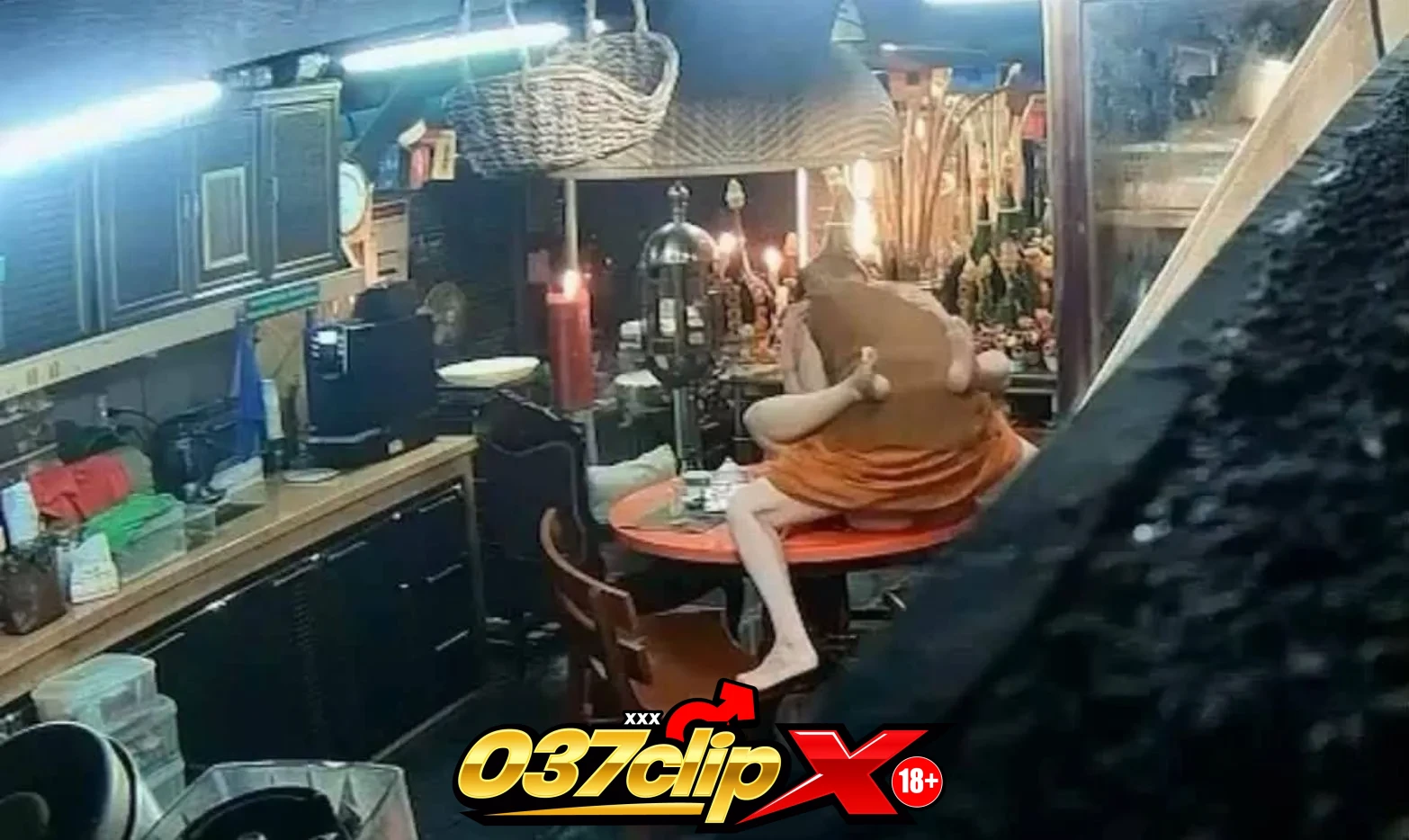 คลิปหลุด เจ้าอาวาสเอาโยมสาว มาเย็ดบนโต๊ะกลมในกุฏิ คลิปที่เป็นข่าวดัง ดูดปากกันดูดหีนัวร์ ซอยรัวๆ